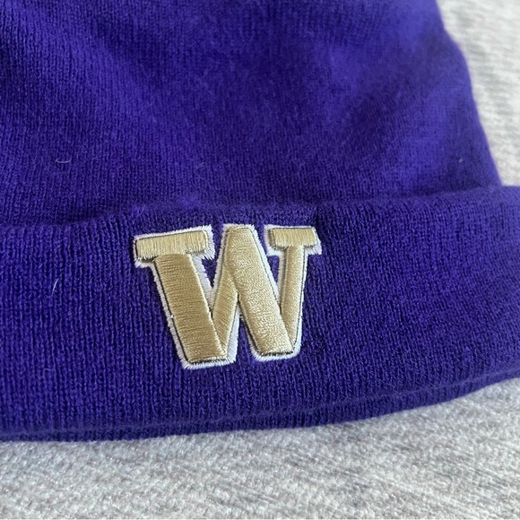 Zephyr NCAA University of Washington UW Huskies Dawgs Purple Cuffed Beanie Hat - Picture 2 of 4